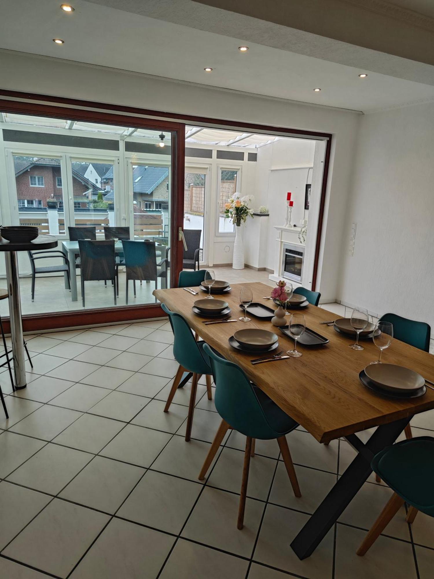Exklusives Apartment In Geilenkirchen Fuer 6 Personen Mit Dachterasse Und Wintergarten Luaran gambar