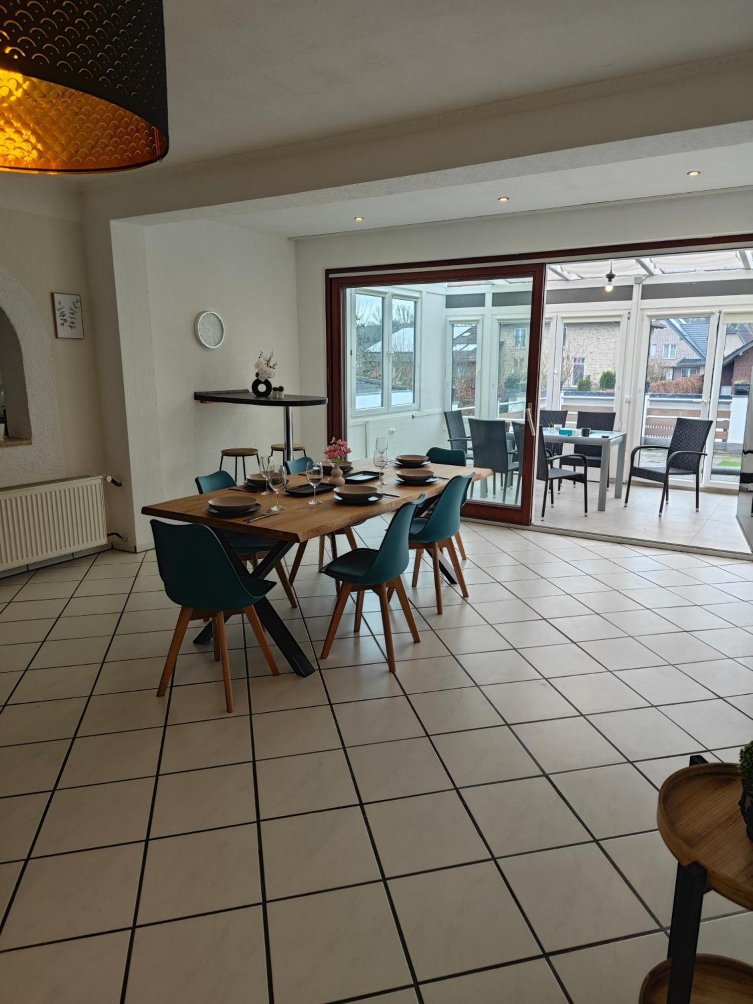 Exklusives Apartment In Geilenkirchen Fuer 6 Personen Mit Dachterasse Und Wintergarten Luaran gambar